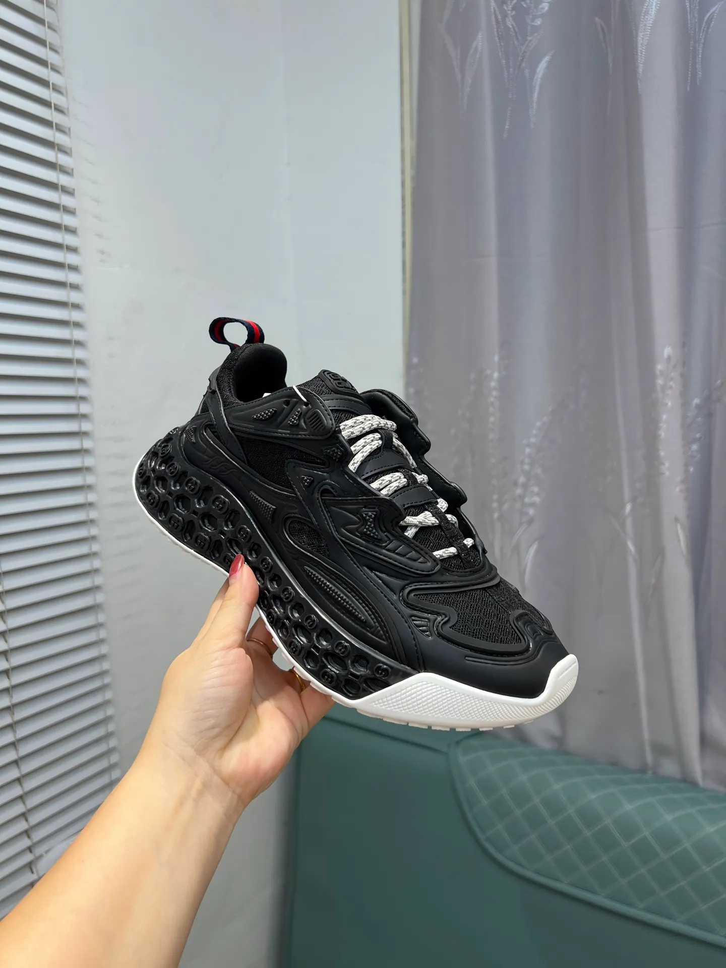 Men's Men's Shoes 💰900 Gucci Gucci 2.0 Sports Shoes Couple's Style Retro Casual Shoes Running Shoes Original Purchase, Development, Production Gucci 2.0 Sports Shoes reinterpret the brand's iconic striped webbing elements. This sneaker reinterprets the iconic details, using thick EVA soles with a smart silhouette, bringing a stable and comfortable wearing experience. Exquisite packaging at the delivery counter. Fabric: original imported cowhide + technical fabrics. Lining: original imported breathable mesh. Sole: original molded ultra-light foam rubber. Bottom thickness: 4CM. Size: 35-40 for women / 39-45 for men.